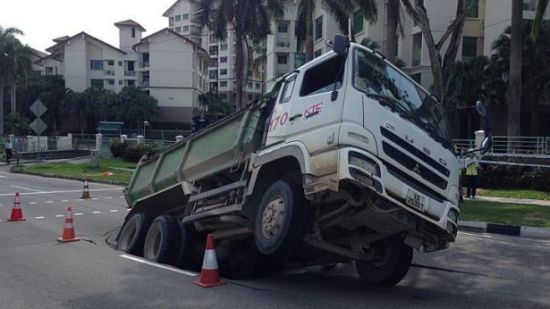 Singapore: ‘Hố tử thần’ nuốt xe tải